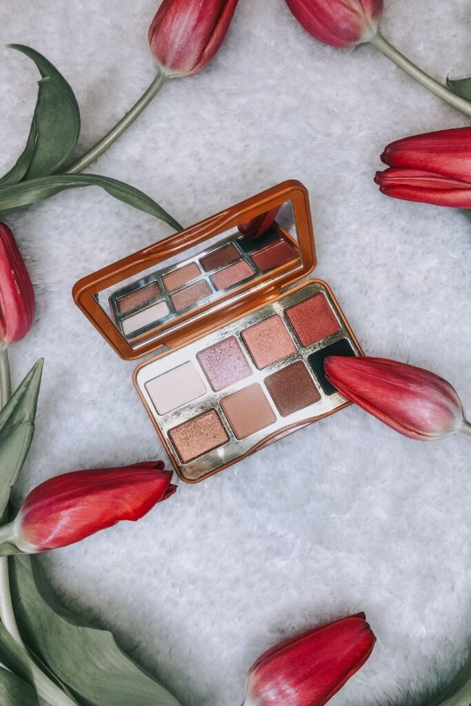 quick and easy make up tutorial. Smokey eyeshadow palette