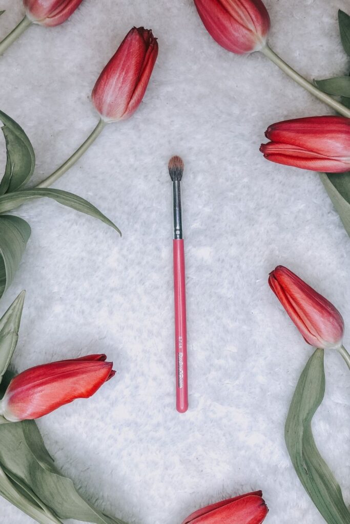 Easy Smokey eye make up eyeshadow brush.