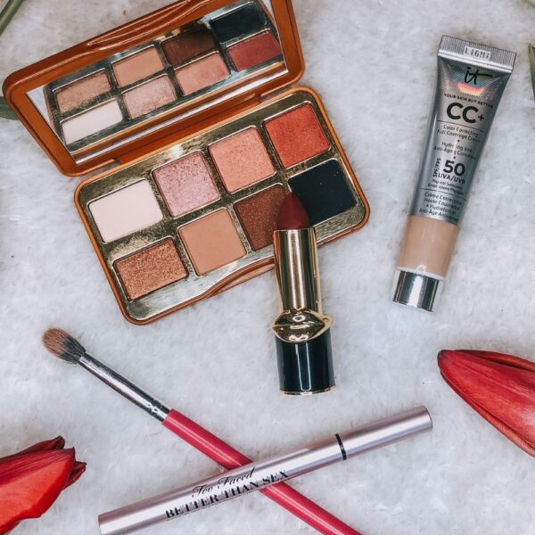 quick and easy make up tutorial products. Smokey eyesahdow palette, eyeliner, CC cream, eyeshadow brush and red lipstick