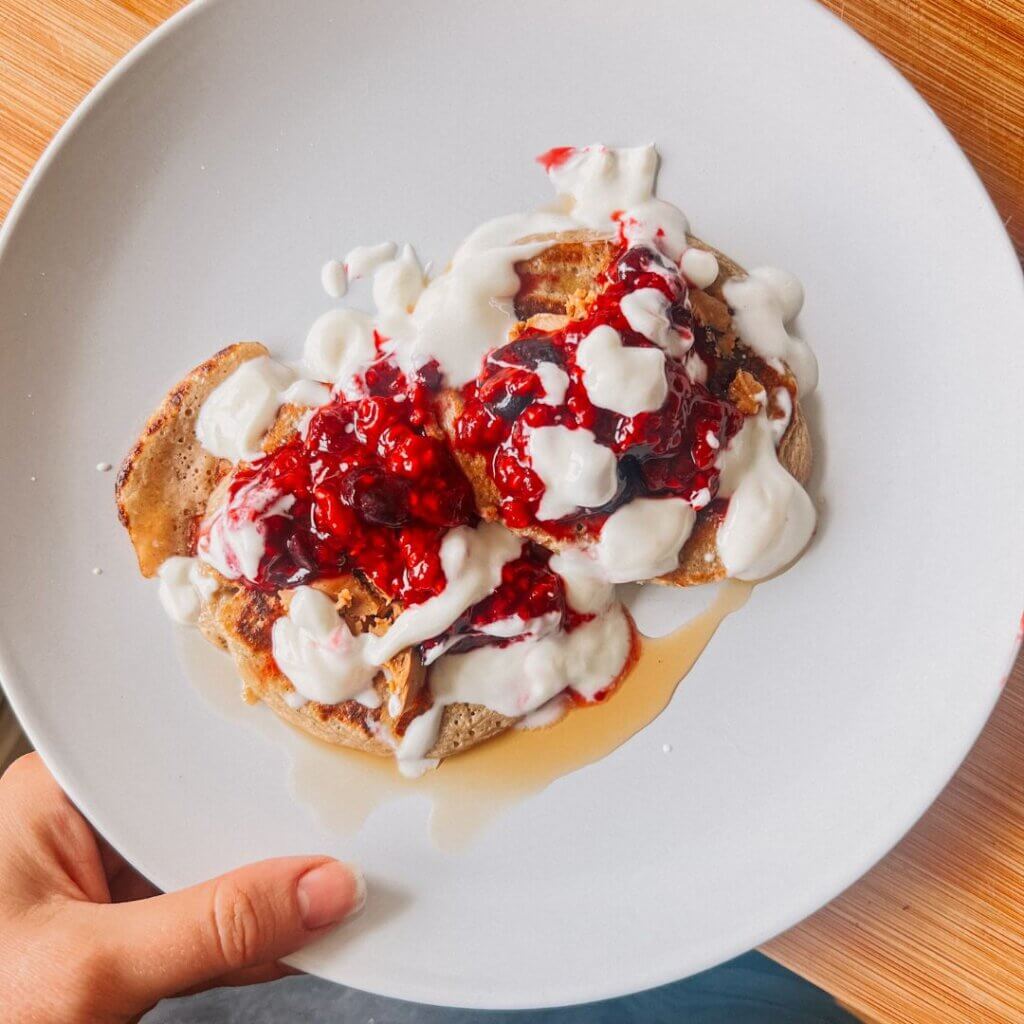 banana, egg and oat panackaes with yogurt and berries